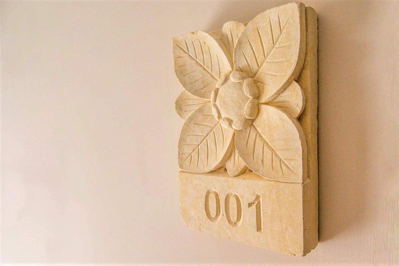 Zahara Beach & Spa By Qhotels - Adults Recommended ساهارا ذي لوس أتونِس المظهر الخارجي الصورة A carved stone house number