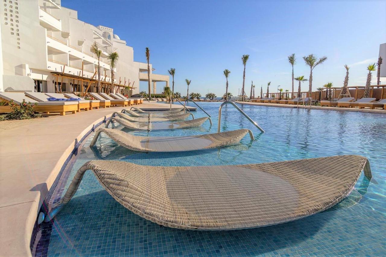 Zahara Beach & Spa By Qhotels - Adults Recommended ساهارا ذي لوس أتونِس المظهر الخارجي الصورة The swimming pool at the hotel