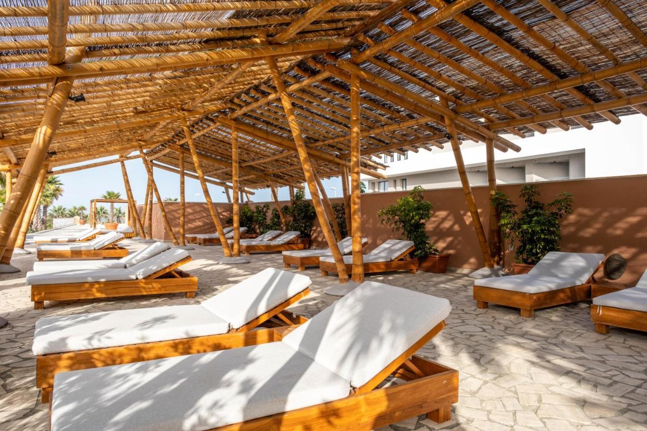 Zahara Beach & Spa By Qhotels - Adults Recommended ساهارا ذي لوس أتونِس المظهر الخارجي الصورة The beach at the hotel