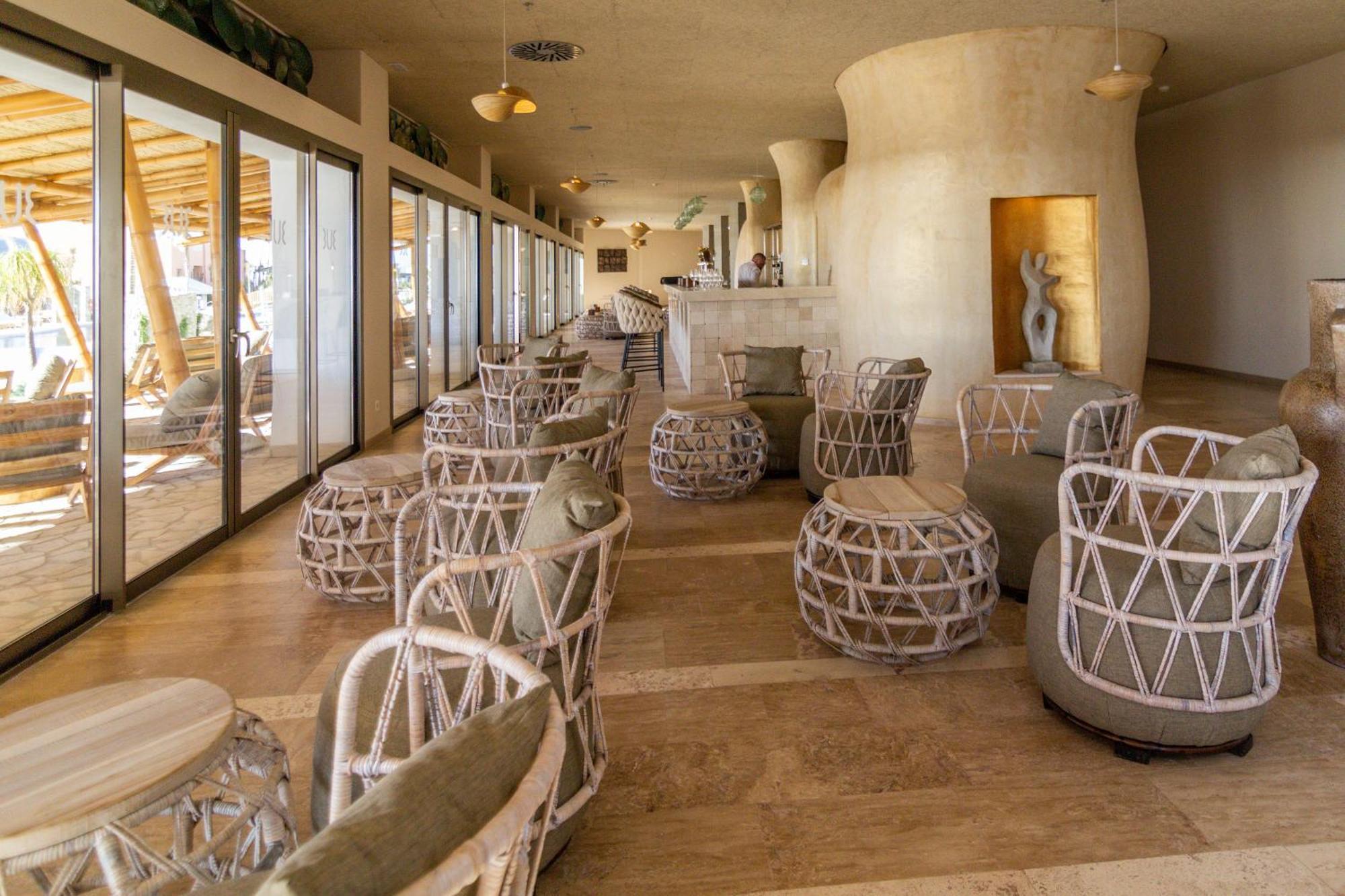 Zahara Beach & Spa By Qhotels - Adults Recommended ساهارا ذي لوس أتونِس المظهر الخارجي الصورة The interior of the lounge