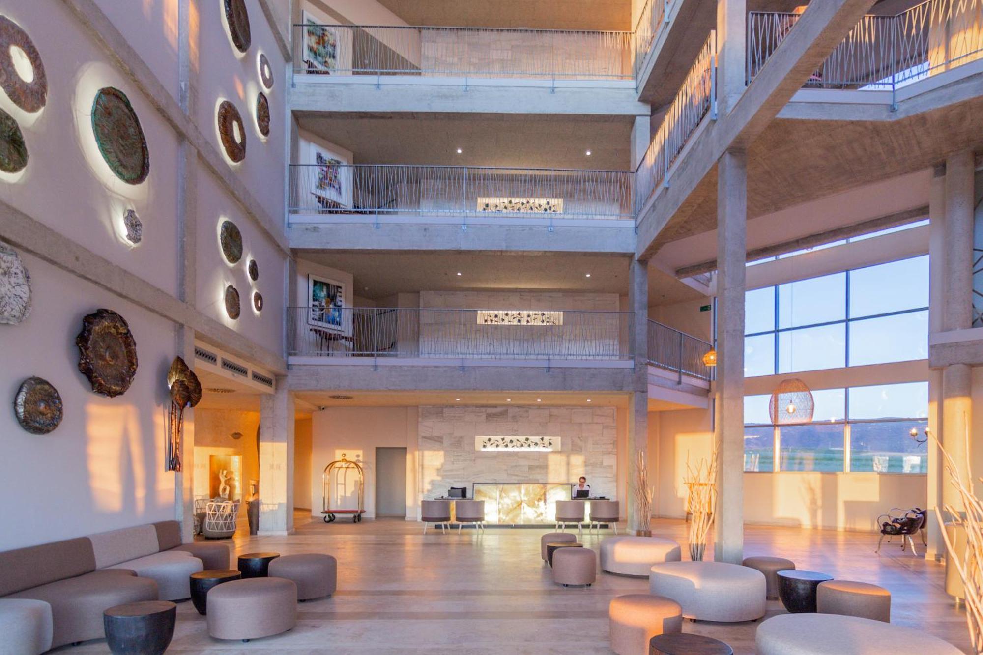 Zahara Beach & Spa By Qhotels - Adults Recommended ساهارا ذي لوس أتونِس المظهر الخارجي الصورة The lobby of the hotel