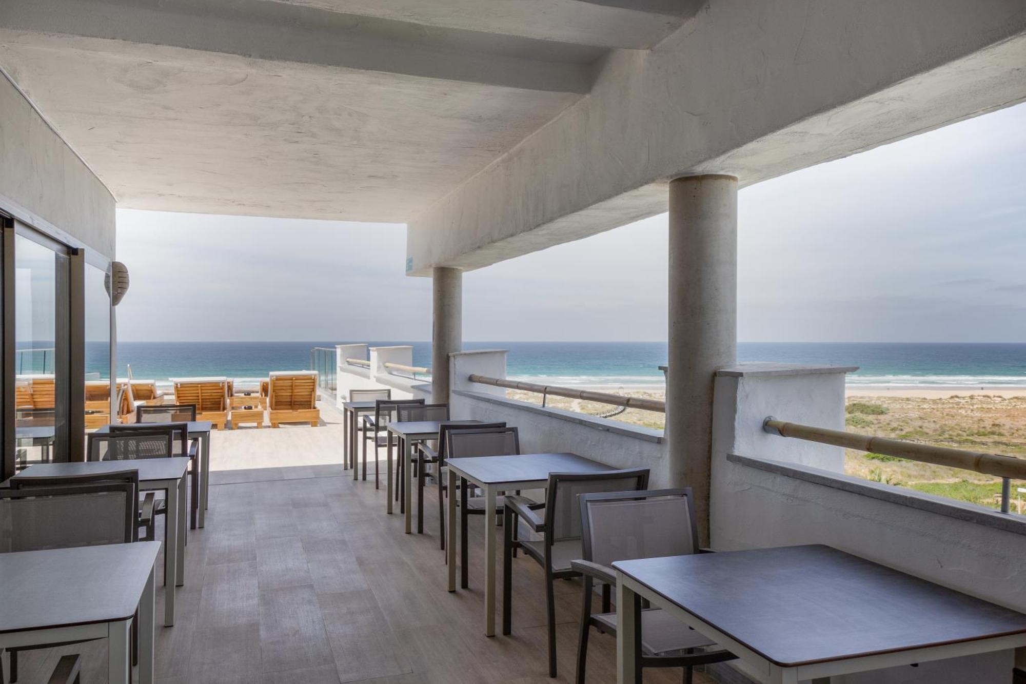 Zahara Beach & Spa By Qhotels - Adults Recommended ساهارا ذي لوس أتونِس المظهر الخارجي الصورة The beach at the hotel