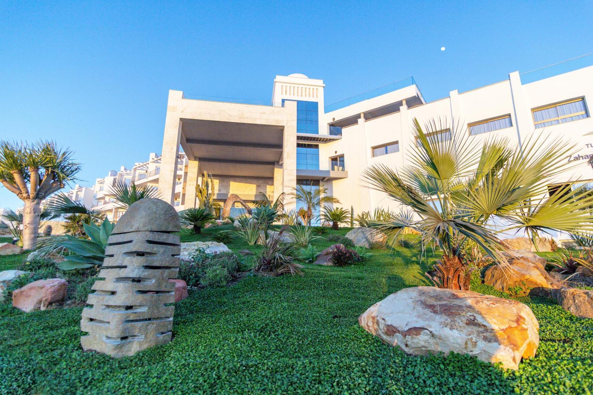 Zahara Beach & Spa By Qhotels - Adults Recommended ساهارا ذي لوس أتونِس المظهر الخارجي الصورة The main building of the university