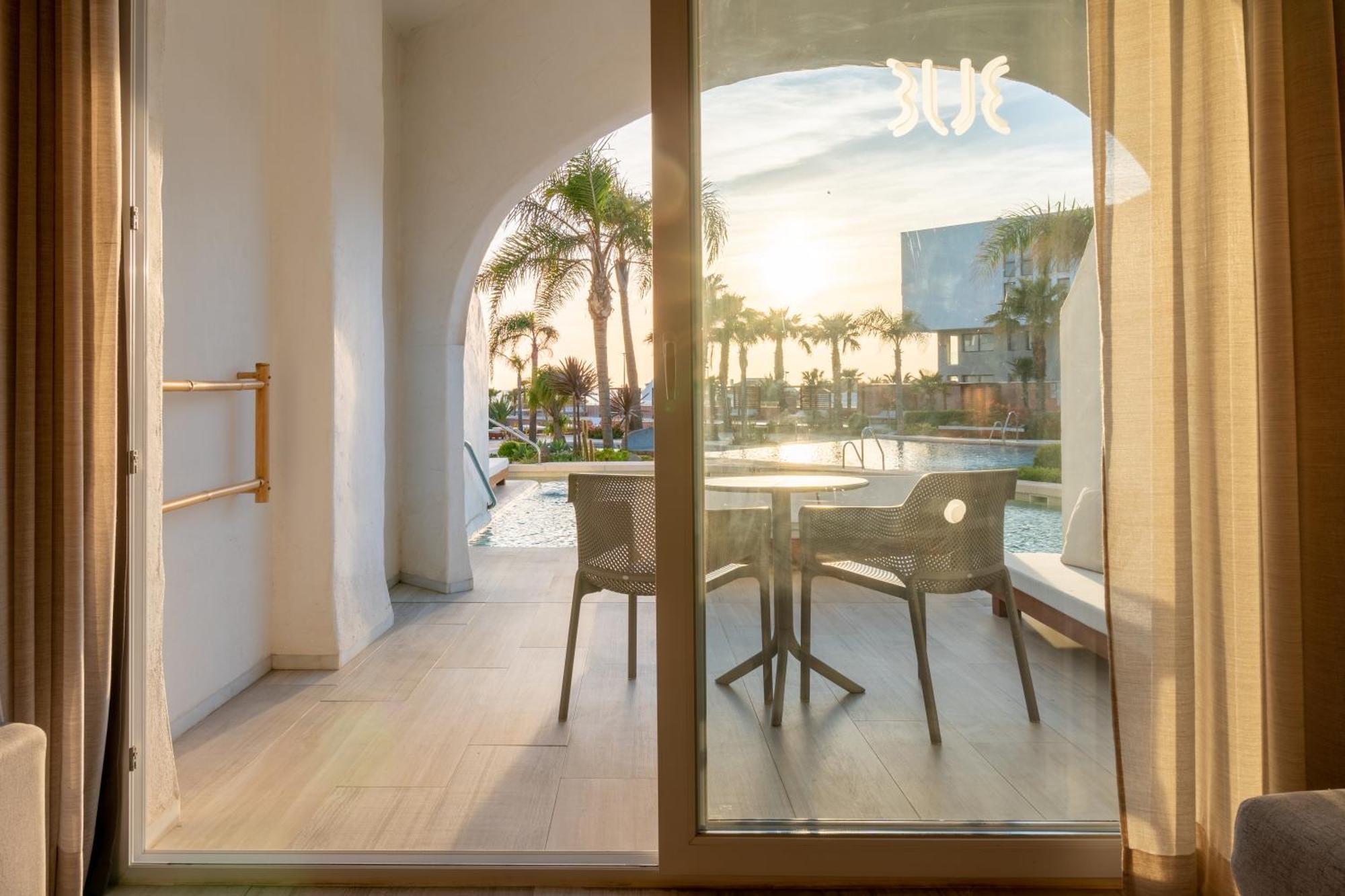 Zahara Beach & Spa By Qhotels - Adults Recommended ساهارا ذي لوس أتونِس المظهر الخارجي الصورة A view of the pool from a guest room