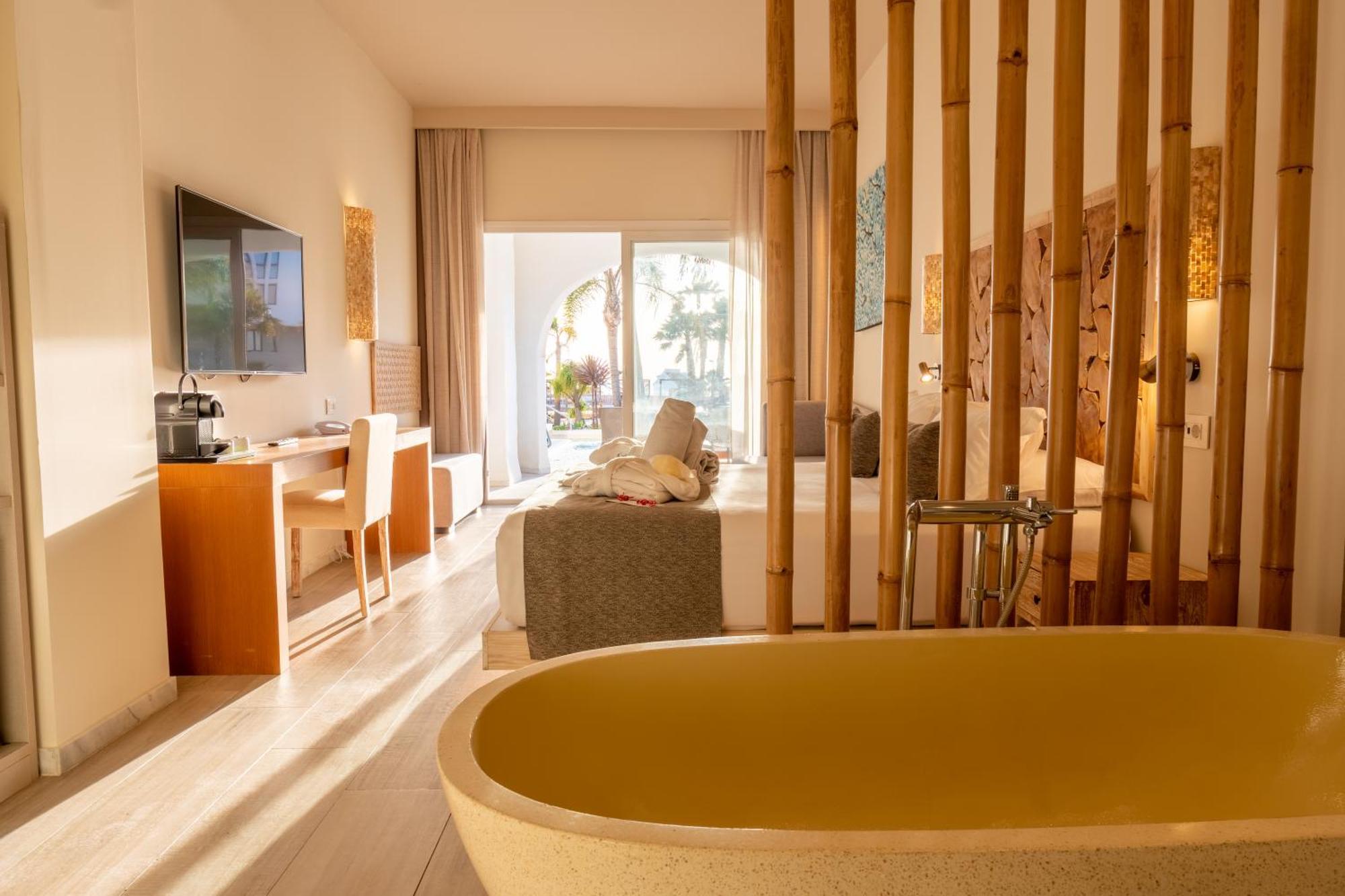 Zahara Beach & Spa By Qhotels - Adults Recommended ساهارا ذي لوس أتونِس المظهر الخارجي الصورة Deluxe Room