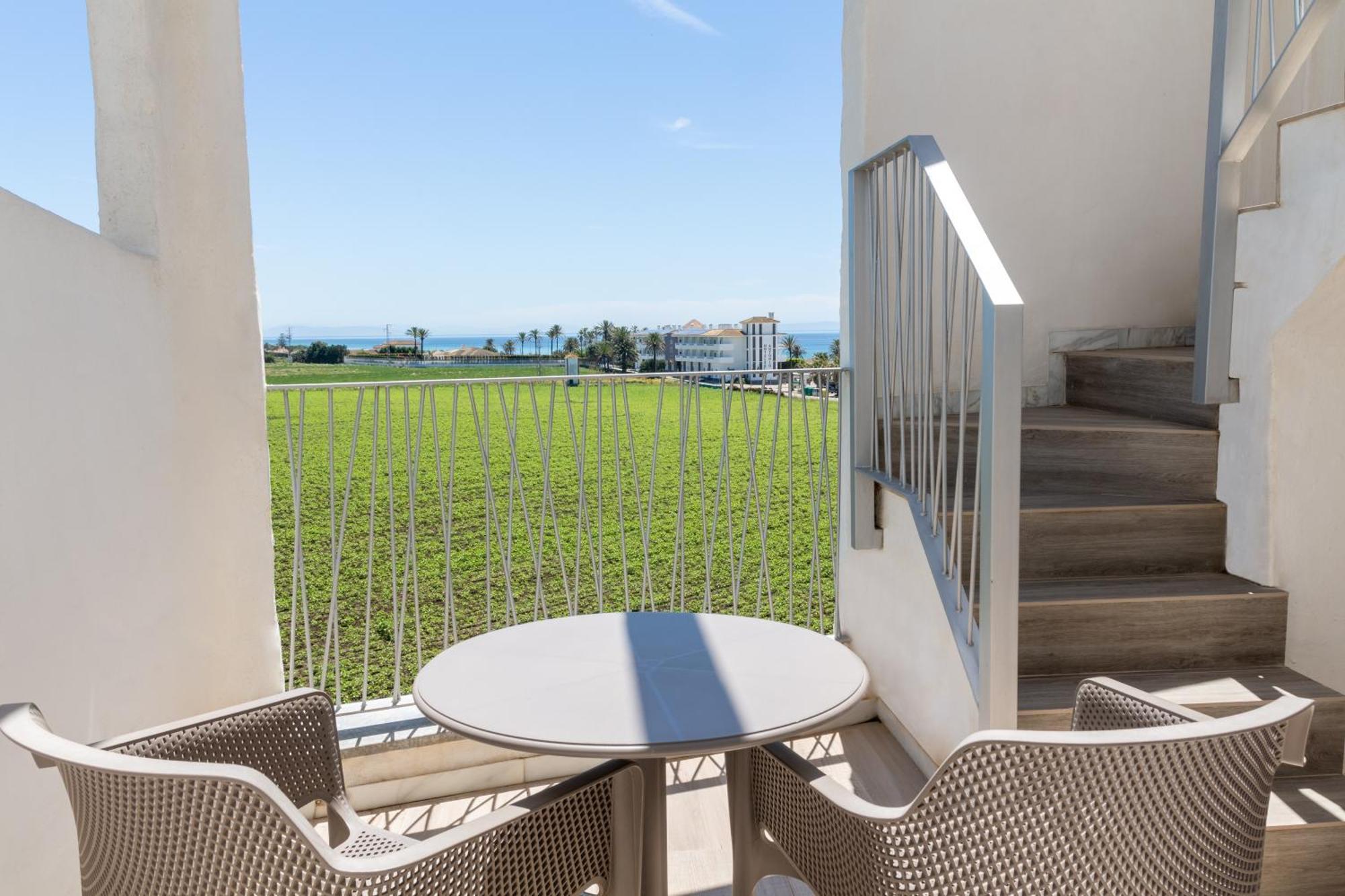 Zahara Beach & Spa By Qhotels - Adults Recommended ساهارا ذي لوس أتونِس المظهر الخارجي الصورة View from the balcony of a two-bedroom apartment