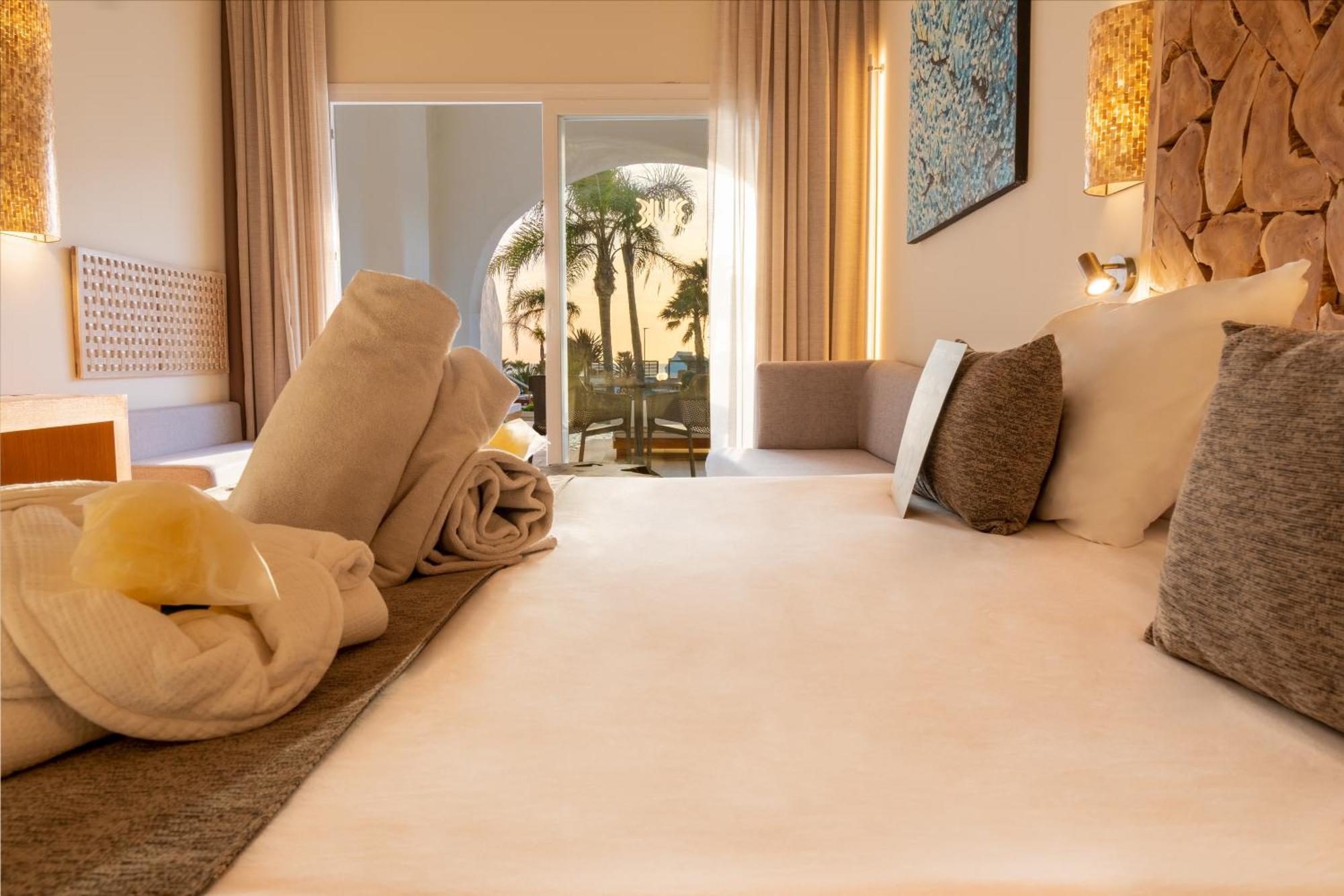 Zahara Beach & Spa By Qhotels - Adults Recommended ساهارا ذي لوس أتونِس المظهر الخارجي الصورة A room at the hotel