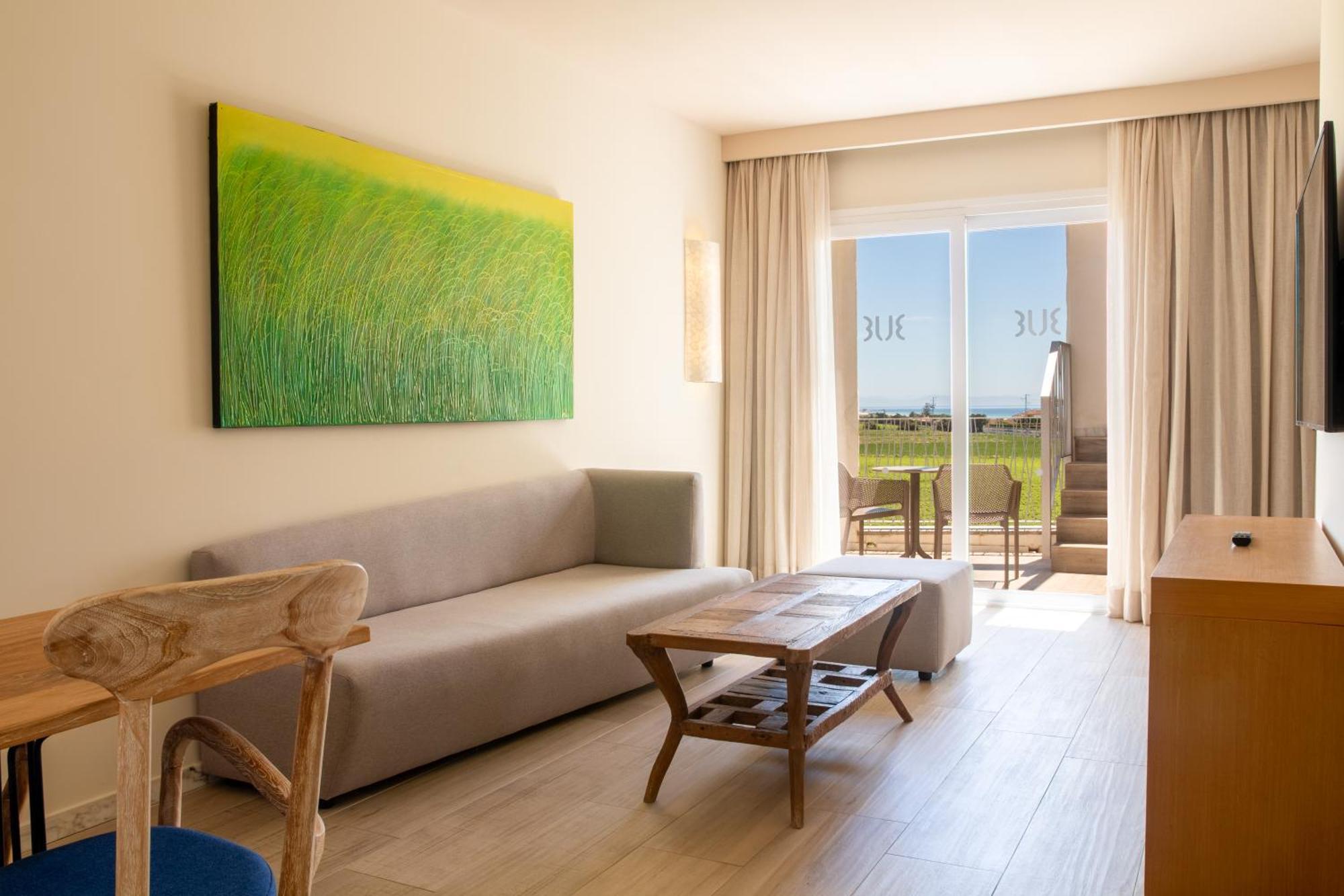 Zahara Beach & Spa By Qhotels - Adults Recommended ساهارا ذي لوس أتونِس المظهر الخارجي الصورة A living room in a hotel