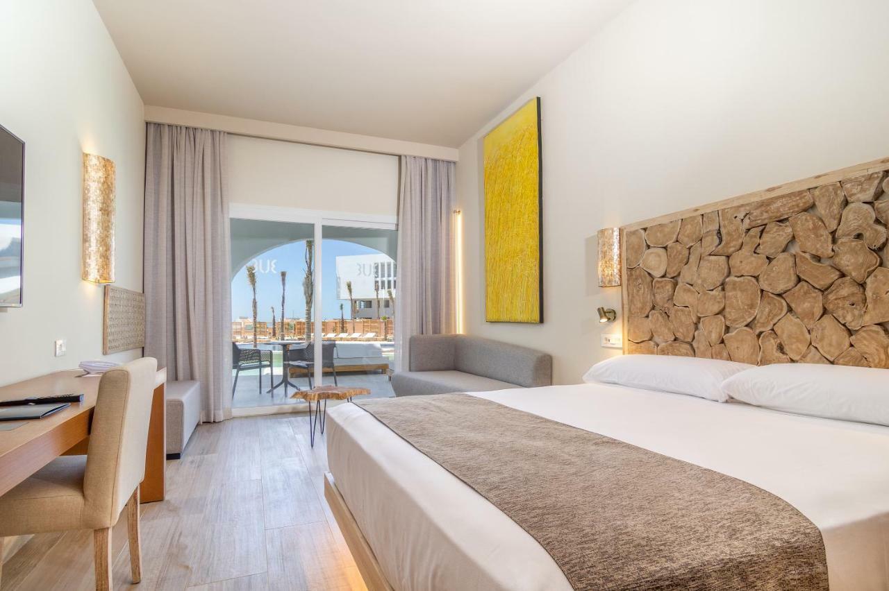 Zahara Beach & Spa By Qhotels - Adults Recommended ساهارا ذي لوس أتونِس المظهر الخارجي الصورة A room at the hotel